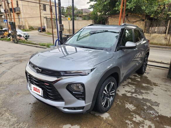 2023 Chevrolet TrailBlazer III Рестайлинг, серый, 1650000 рублей - вид 2