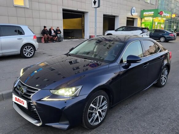 2018 Lexus IS 300h III Рестайлинг, синий, 2680000 рублей - вид 1