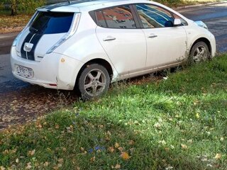 2012 Nissan Leaf (EM61) I (ZE0/AZE0), белый, 950000 рублей, вид 2