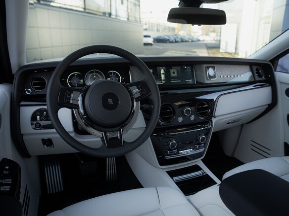 2026 Rolls-Royce Phantom Extended VIII Рестайлинг (Series II), чёрный, 86000000 рублей - вид 22