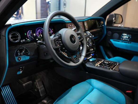 2025 Rolls-Royce Cullinan Black Badge I Рестайлинг (Series II), чёрный, 49000000 рублей - вид 4