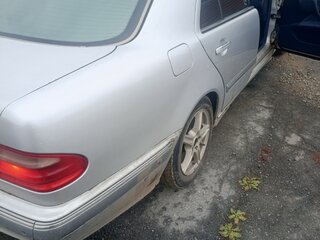 1999 Mercedes-Benz E-Класс 280 II (W210, S210) Рестайлинг, серебристый, 350000 рублей, вид 4