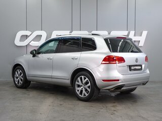 2013 Volkswagen Touareg II, серебристый, 1799000 рублей, вид 2