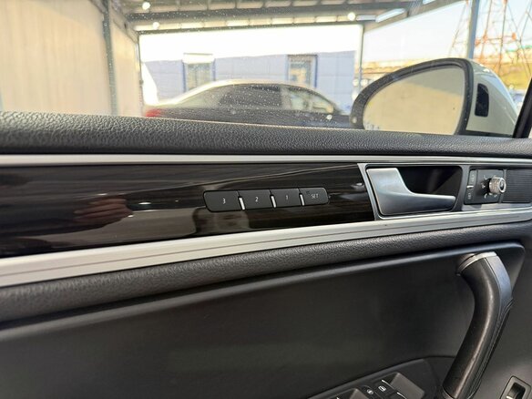 2017 Volkswagen Touareg II Рестайлинг, белый - вид 21