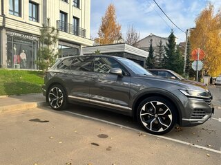 2019 Volkswagen Touareg III, серый, 4400000 рублей, вид 3