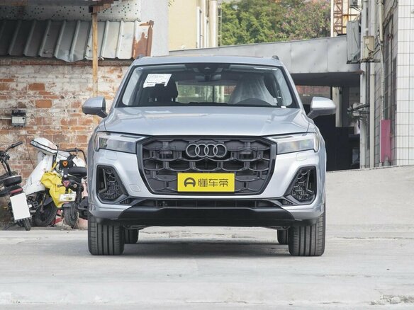 2025 Audi Q7 55 TFSI II (4M) Рестайлинг 2, серебристый, 13026000 рублей - вид 3