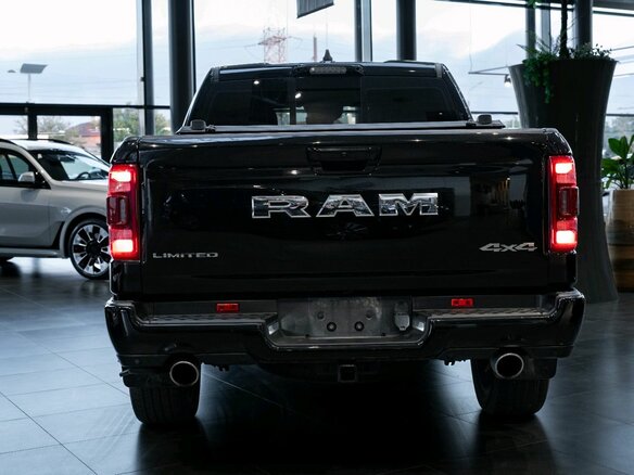 2023 Ram 1500 Crew Cab eTorque V, чёрный, 9500000 рублей - вид 5