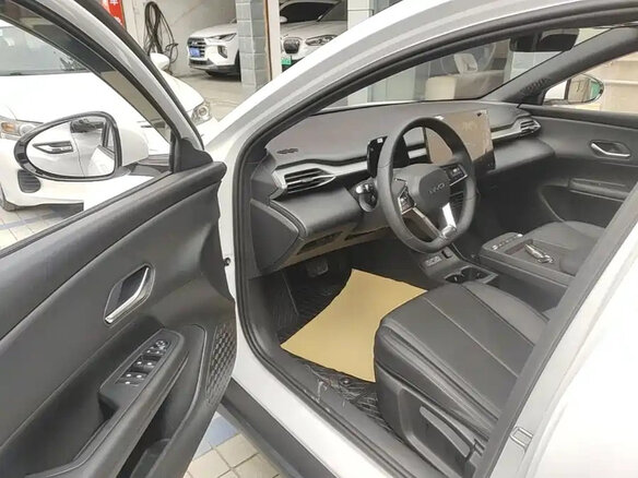 2025 BYD E7 57.6 kWh, белый, 1999111 рублей - вид 15