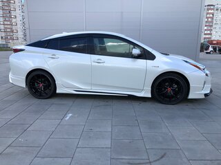 2017 Toyota Prius IV (XW50), белый, 1650000 рублей, вид 4