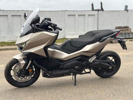 2026 Honda Forza, золотистый, 1699000 рублей, вид 4