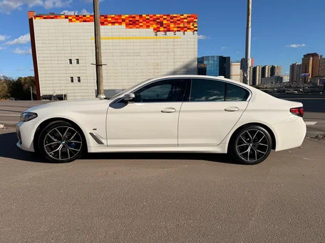 2021 BMW 5 серии 530i VII (G30/G31/G38) Рестайлинг, белый, 4100000 рублей, вид 4