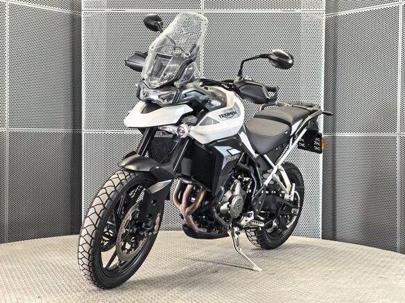 2022 Triumph Tiger 900, белый, 1099000 рублей - вид 3