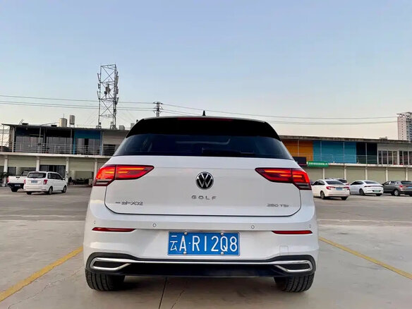 2023 Volkswagen Golf VIII, белый, 1780000 рублей - вид 4