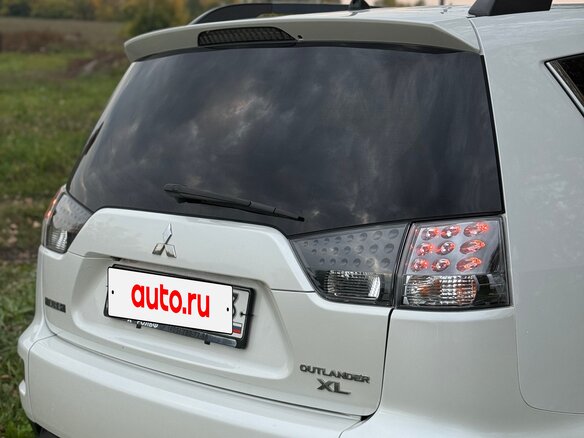 2011 Mitsubishi Outlander II Рестайлинг, белый, 1300000 рублей - вид 4