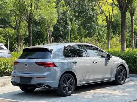 2023 Volkswagen Golf VIII, серый, 1900000 рублей, вид 3