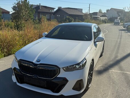 2023 BMW 5 серии 530i xDrive VIII (G60/G61/G68), белый, 9000000 рублей, вид 3