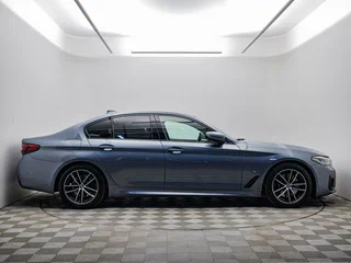 2020 BMW 5 серии 530i xDrive VII (G30/G31/G38) Рестайлинг, серый, 4450000 рублей, вид 4