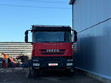 2013 Iveco Trakker, красный, 3000000 рублей, вид 1