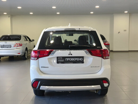 2017 Mitsubishi Outlander III Рестайлинг 2, белый, 1750000 рублей - вид 5