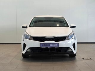 2022 Kia Rio IV Рестайлинг, белый, 1680000 рублей, вид 5