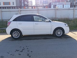 2009 Kia Rio II, белый, 450000 рублей, вид 3