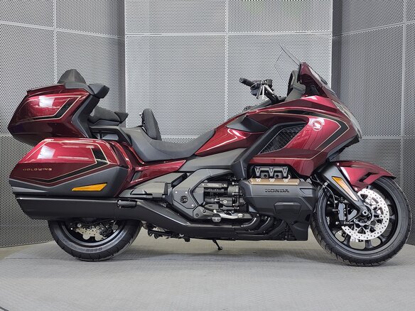 2025 Honda GL 1800 Gold Wing, красный, 3649000 рублей