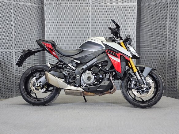 2025 Suzuki GSX-S 1000, серебристый, 1299000 рублей
