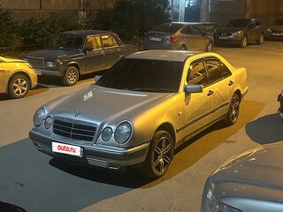 1999 Mercedes-Benz E-Класс 240 II (W210, S210), серебристый, 450000 рублей, вид 1