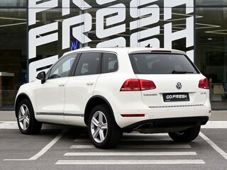 2011 Volkswagen Touareg II, белый, 2199000 рублей, вид 2