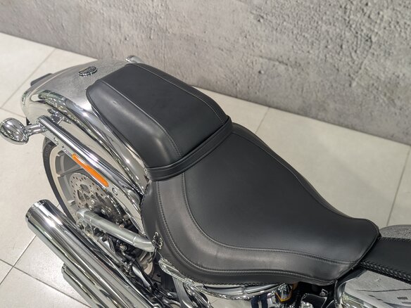 2025 Harley-Davidson Fat Boy, серебристый, 5500000 рублей - вид 6