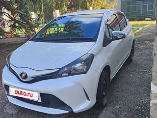 2015 Toyota Vitz III (XP130) Рестайлинг, белый, 800000 рублей, вид 2