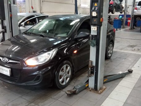 2013 Hyundai Solaris I, чёрный, 635000 рублей, вид 1