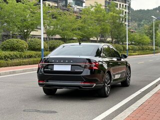 2022 Skoda Superb III Рестайлинг, чёрный, 1971000 рублей, вид 4