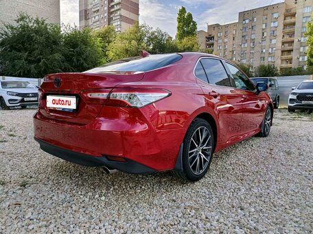2021 Toyota Camry VIII (XV70) Рестайлинг, красный, 3010000 рублей, вид 3