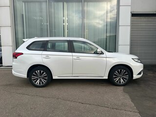 2022 Mitsubishi Outlander III Рестайлинг 3, белый, 2350000 рублей, вид 3