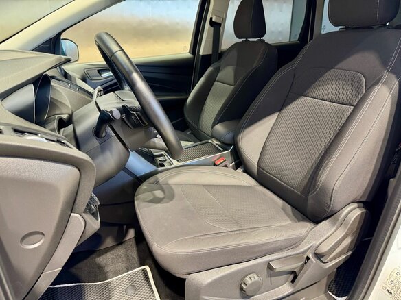 2017 Ford Kuga II Рестайлинг, белый, 1630000 рублей - вид 14