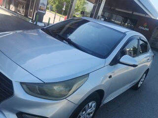 2017 Hyundai Solaris II, серебристый, 750000 рублей, вид 4