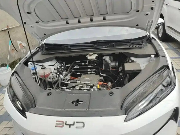2025 BYD E7 57.6 kWh, белый, 1999111 рублей - вид 19