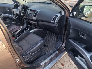 2011 Mitsubishi Outlander II Рестайлинг, коричневый, 1100000 рублей, вид 4