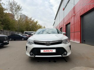 2016 Toyota Camry VII (XV50) Рестайлинг, белый, 1900000 рублей, вид 4