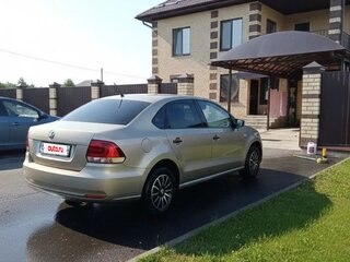 2015 Volkswagen Polo V Рестайлинг, бежевый, 930000 рублей, вид 2