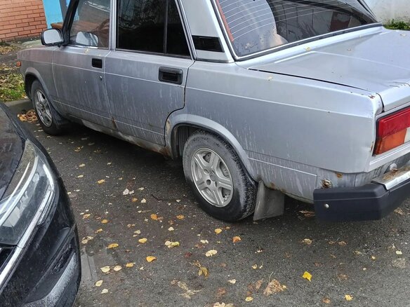 2010 Lada (ВАЗ) 2105, серебристый, 150000 рублей - вид 3