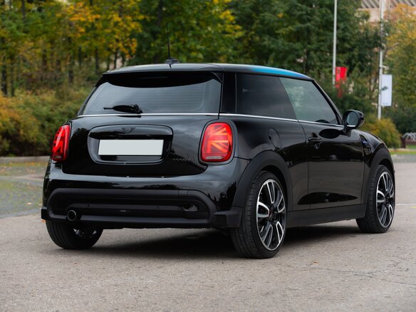 2021 Mini Hatch Cooper III (F55/F56) Рестайлинг 2, чёрный, 3790000 рублей - вид 6