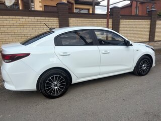 2021 Kia Rio IV Рестайлинг, белый, 1500000 рублей, вид 3