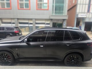 2024 BMW X5 50e IV (G05/G18) Рестайлинг, чёрный, 11578409 рублей, вид 4