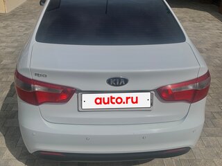 2013 Kia Rio 5-speed III, белый, 800000 рублей, вид 3