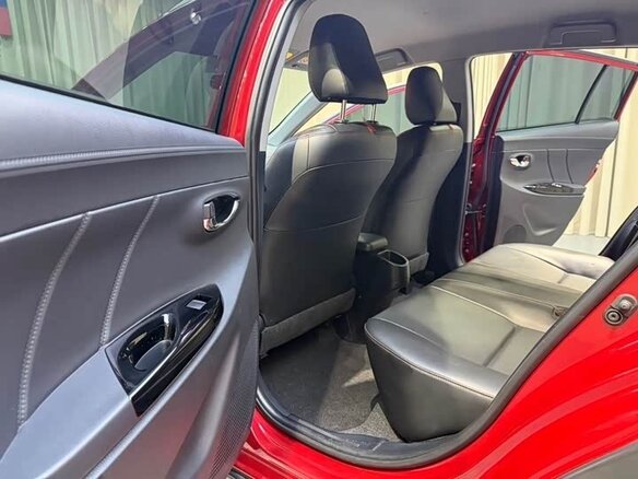 2023 Toyota Yaris L X XP150 Рестайлинг, красный, 1067000 рублей - вид 15
