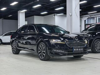 2023 Skoda Superb III Рестайлинг, чёрный, 1560000 рублей, вид 1