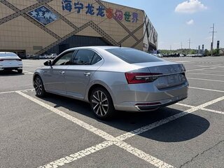 2023 Skoda Superb III Рестайлинг, серый, 1620000 рублей, вид 4