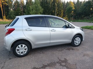 2015 Toyota Vitz III (XP130) Рестайлинг, серый, 860000 рублей, вид 2